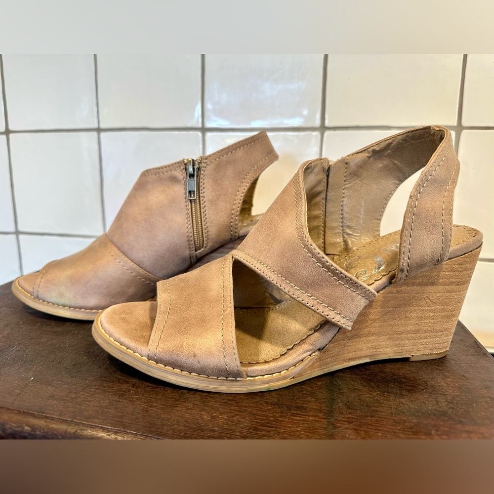 Very G Tan Wedge Sandals Women 8.5 - Picture 2 of 4